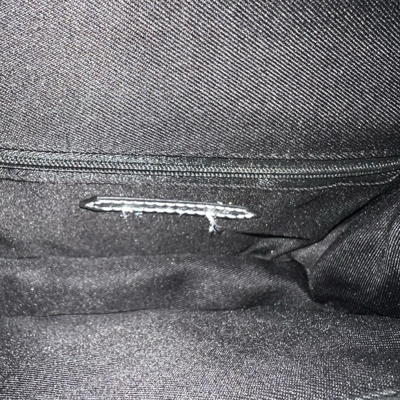 Chic Silver Crocodile-Embossed Crossbody Bag - Picture 2 of 3